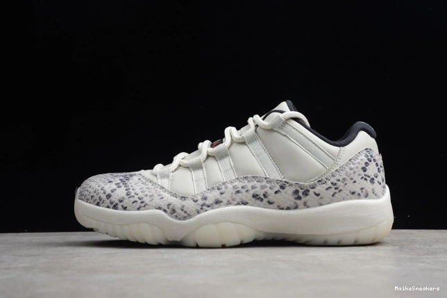 MaikeSneakers Light Jordan Snake Bone Air CD6846-002 SE Low 11 0731